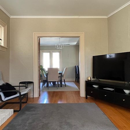 Cozy Homestay In The Master Bedroom Of A River Heights Home Winnipeg Exterior photo