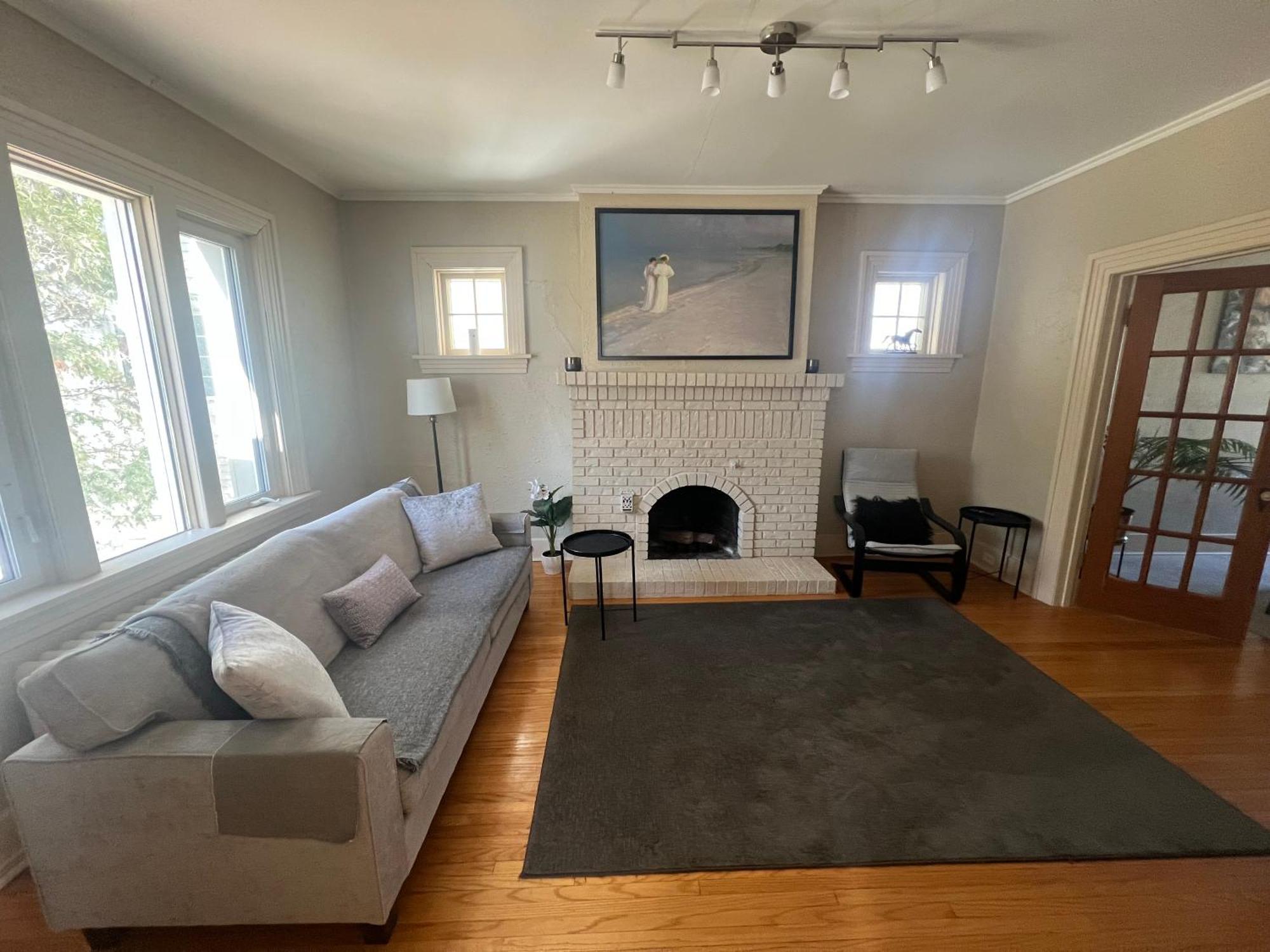 Cozy Homestay In The Master Bedroom Of A River Heights Home Winnipeg Exterior photo