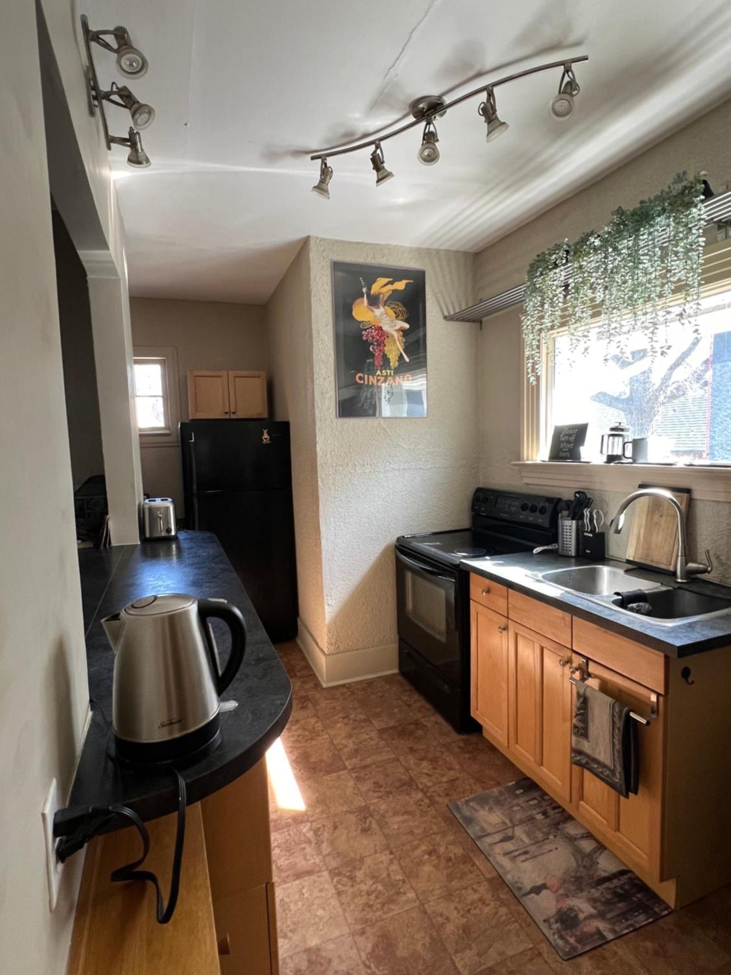 Cozy Homestay In The Master Bedroom Of A River Heights Home Winnipeg Exterior photo