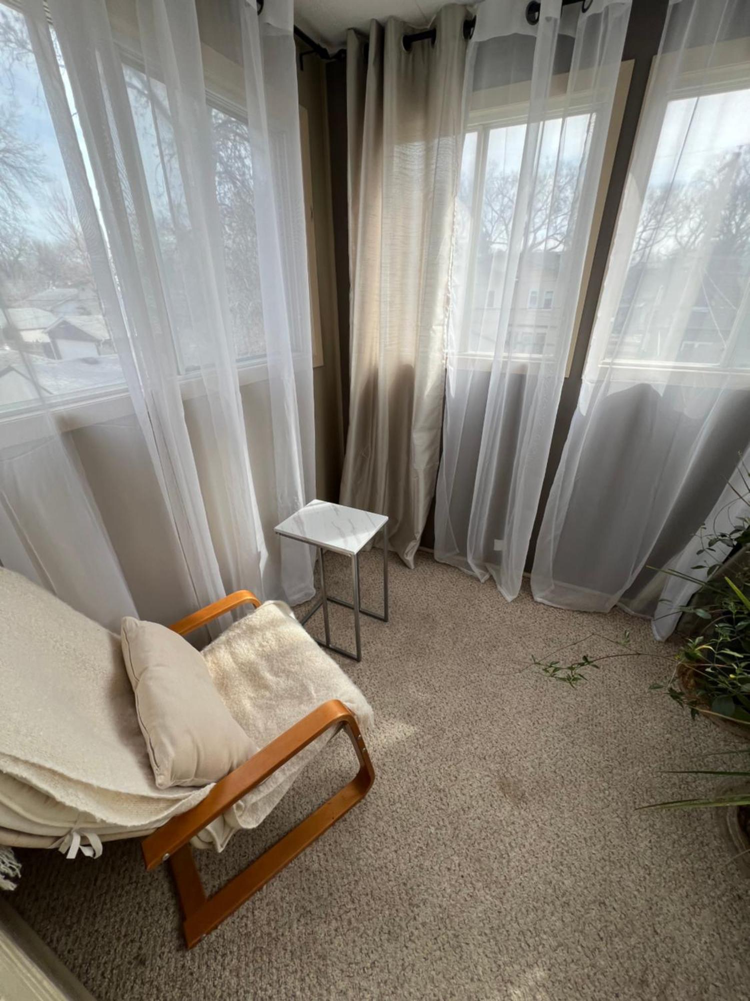 Cozy Homestay In The Master Bedroom Of A River Heights Home Winnipeg Exterior photo